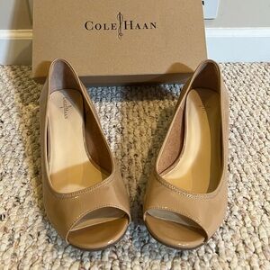 Cole Haan Air Tali. Open Toe Wedge - Patent Sandstone Leather - 9.5B